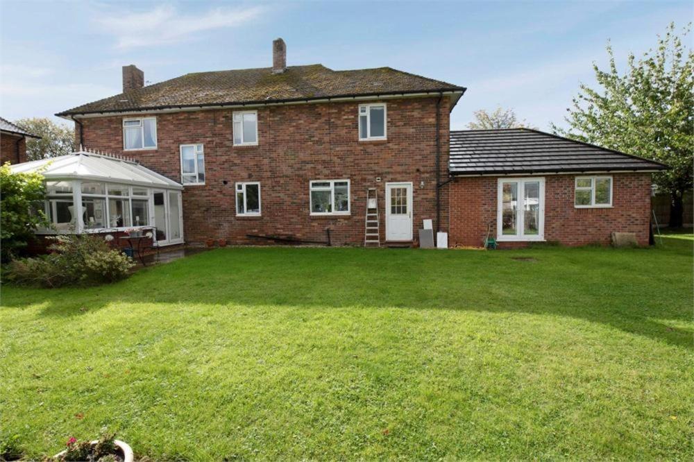 Near Chester, Hawarden Экстерьер фото